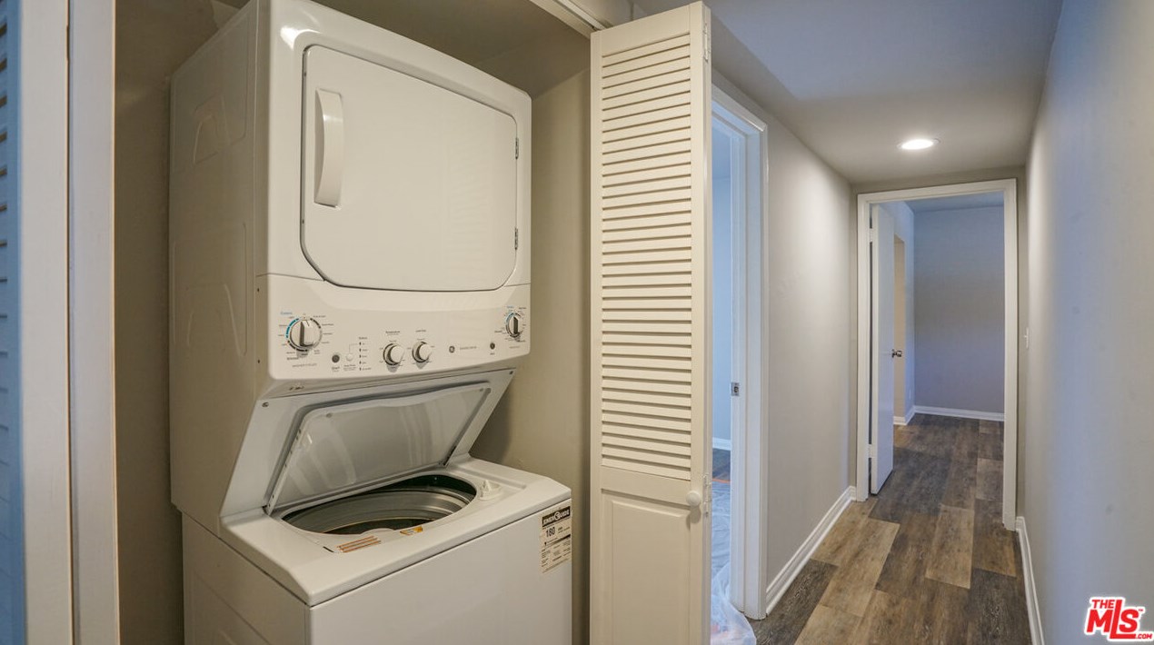 3459 Montrose Ave, Glendale CA 91214-3382 exterior