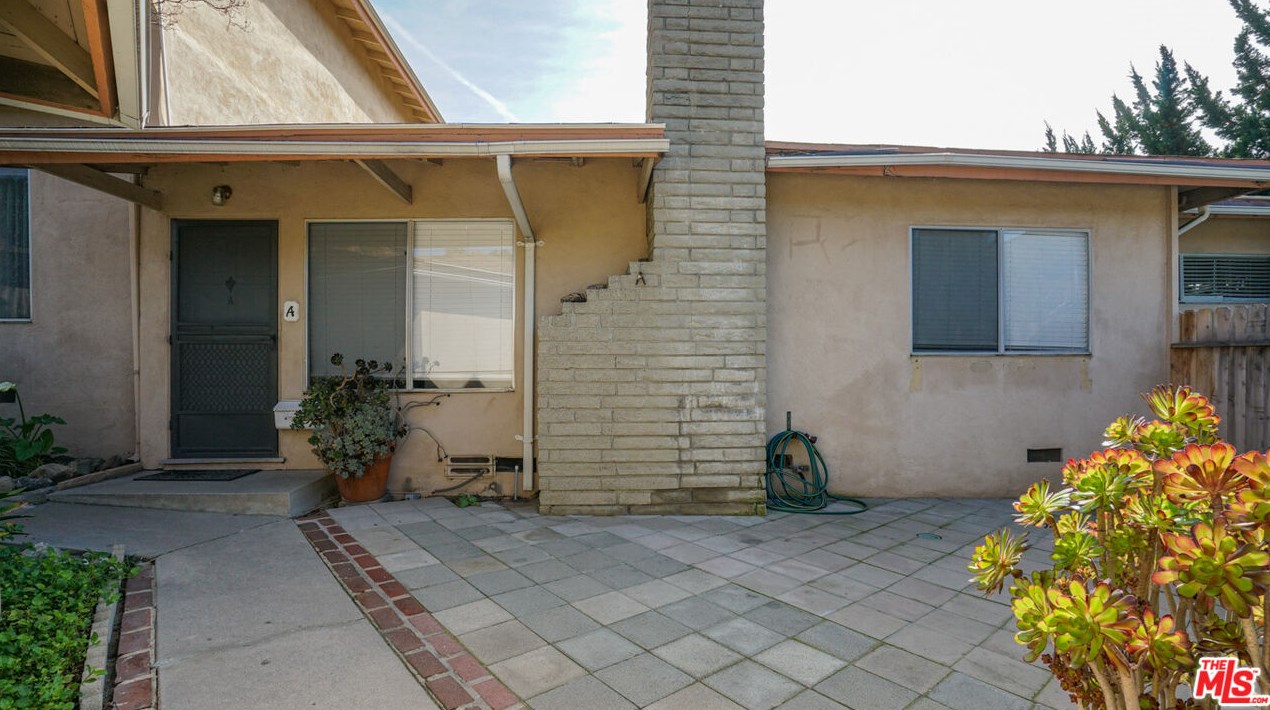 3459 Montrose Ave, Glendale CA 91214-3382 exterior