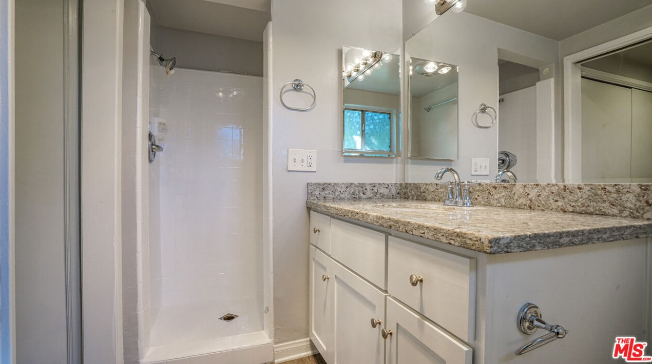 3459 Montrose Ave, Glendale CA 91214-3382 exterior