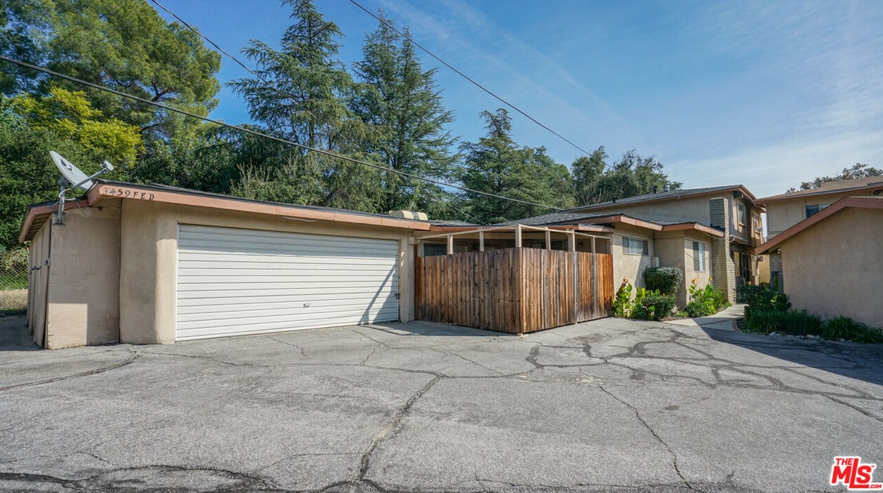 3459 Montrose Ave, Glendale CA 91214-3382 exterior