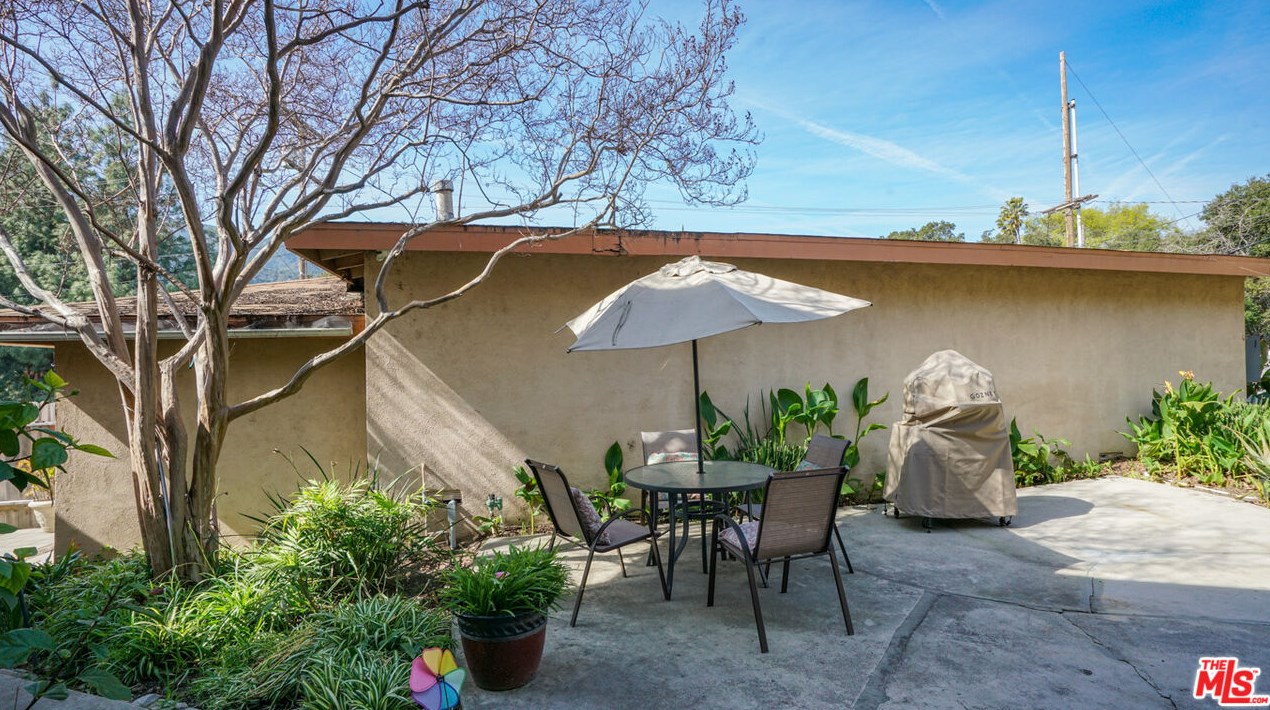 3459 Montrose Ave, Glendale CA 91214-3382 exterior