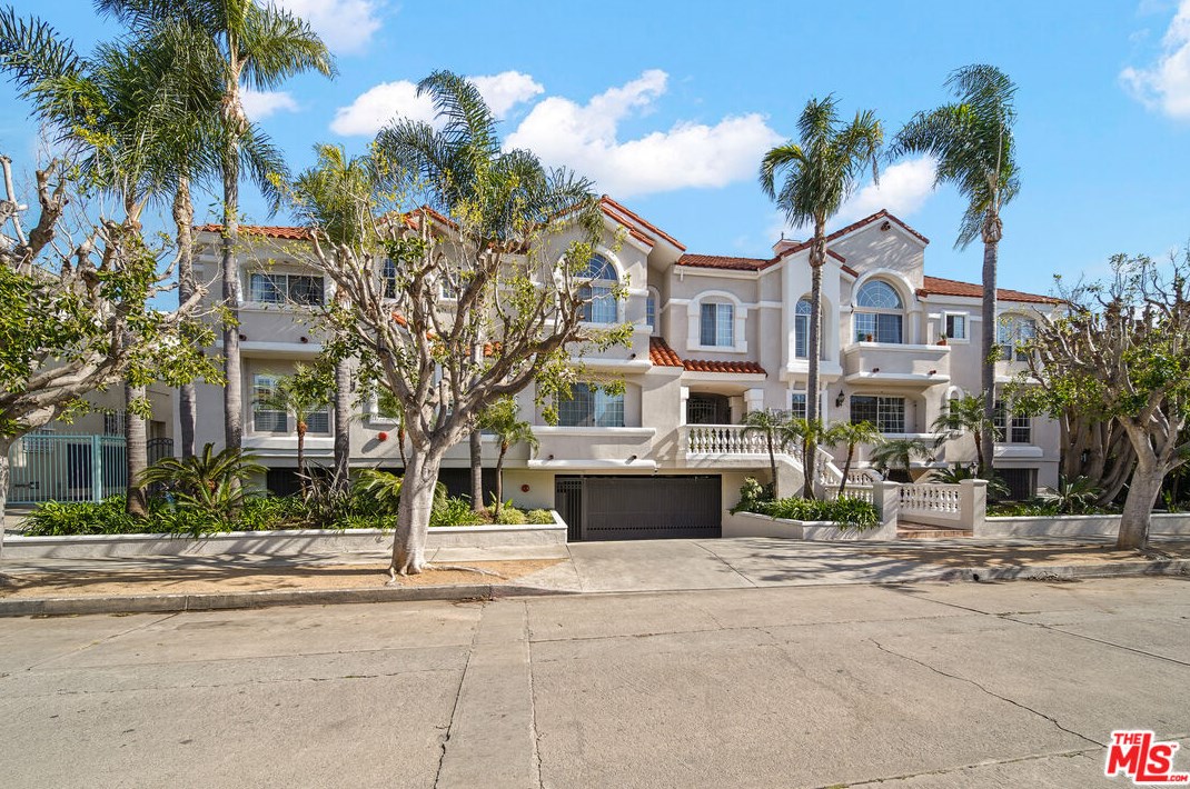 1076 Orange Grove Ave, Los Angeles CA  90019-6552 exterior