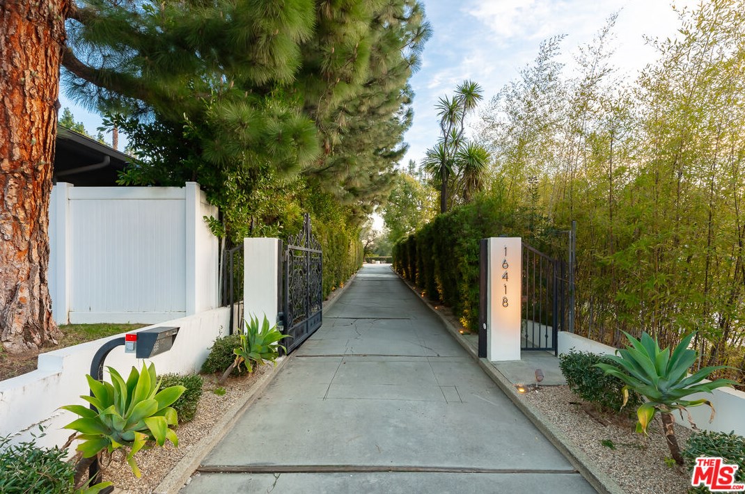 16418 Sloan Dr, Los Angeles, CA 90049-1157