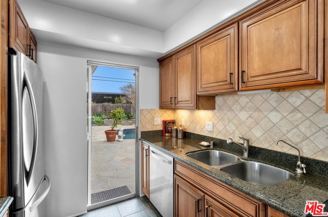 11038 Braddock Dr, Los Angeles CA  90230-4213 exterior