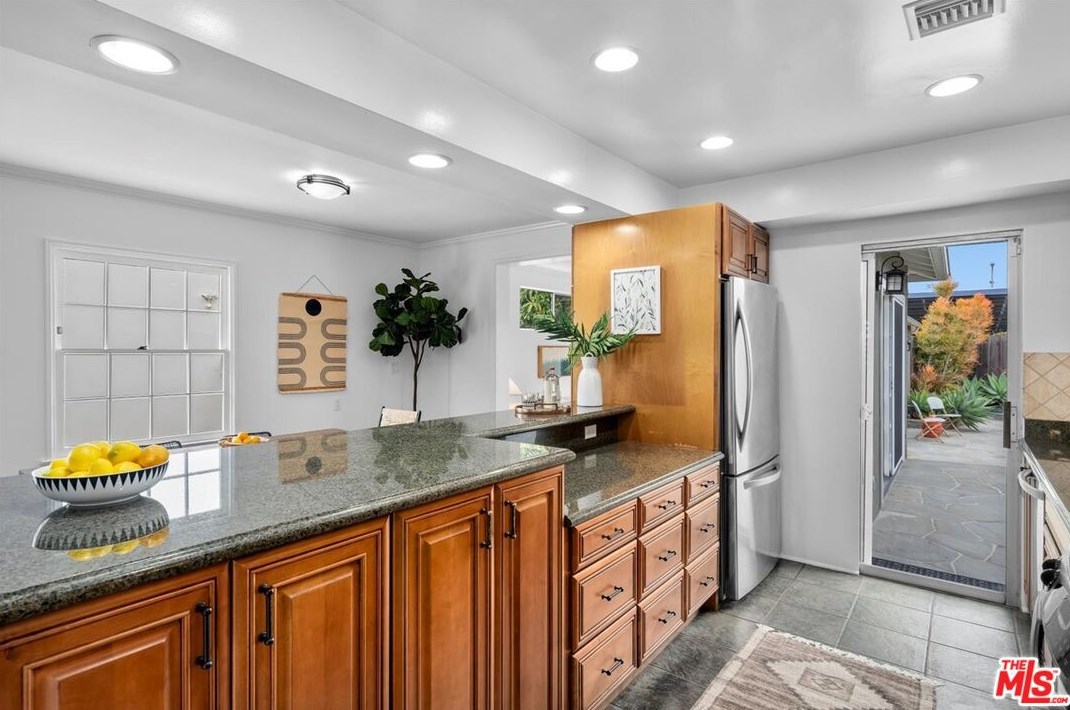 11038 Braddock Dr, Los Angeles CA  90230-4213 exterior