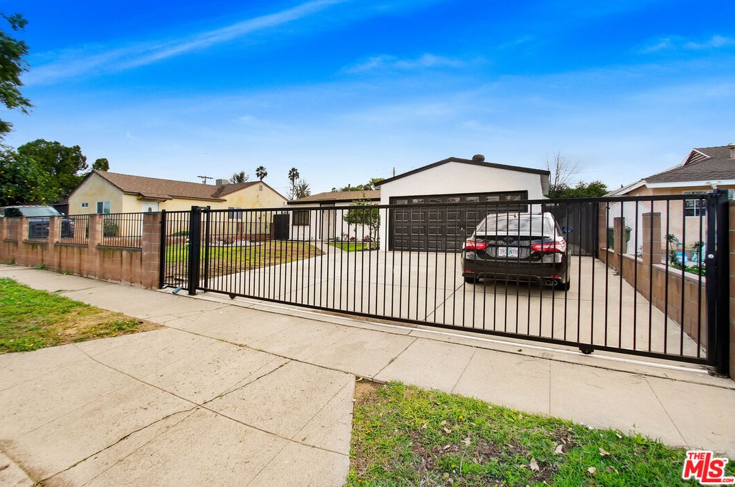 17812 Blythe St, Los Angeles, CA 91335-2207