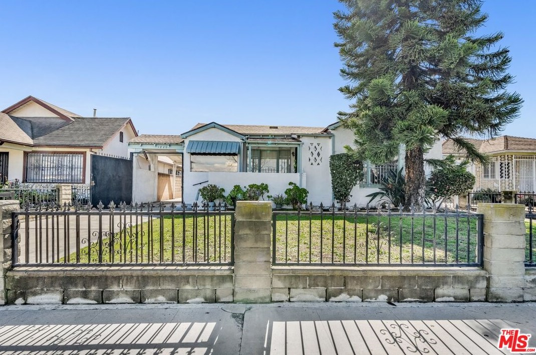 1826 78th St, Los Angeles, CA 90047-2335