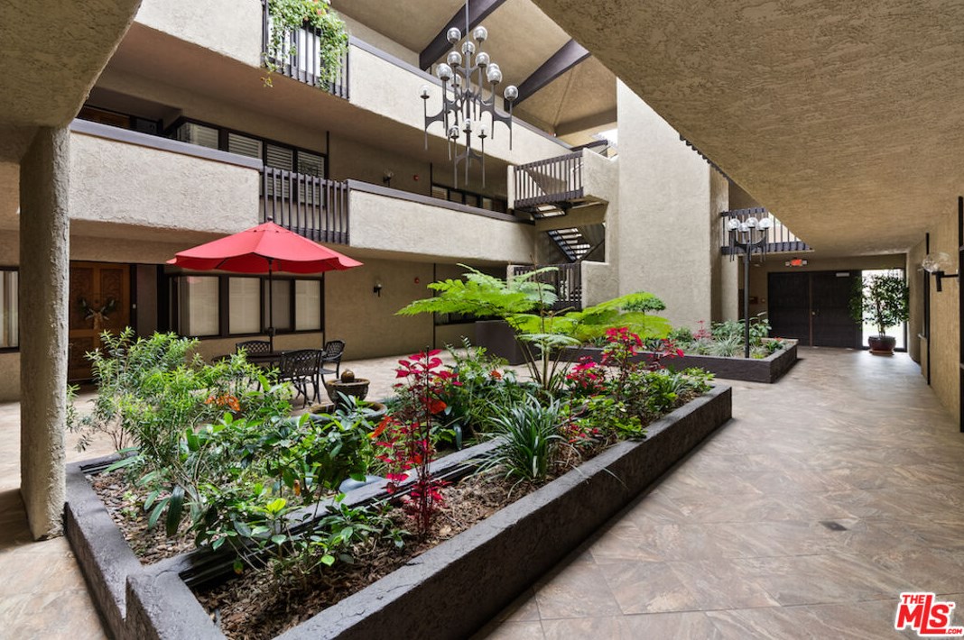 111 S Orange Grove Blvd #201, Pasadena, CA 91105