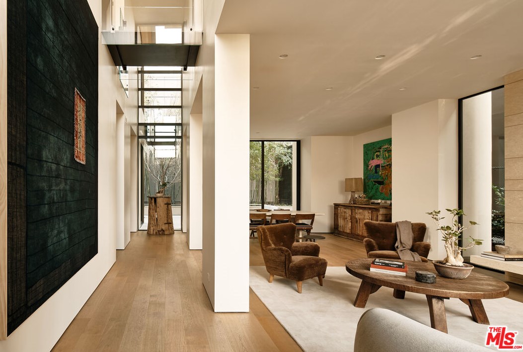 8860 Rosewood Ave, Los Angeles, CA 90048-2408