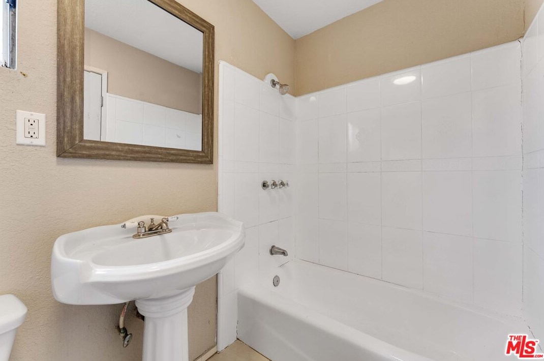 5162 Oakland St, Los Angeles CA  90032-2334 exterior