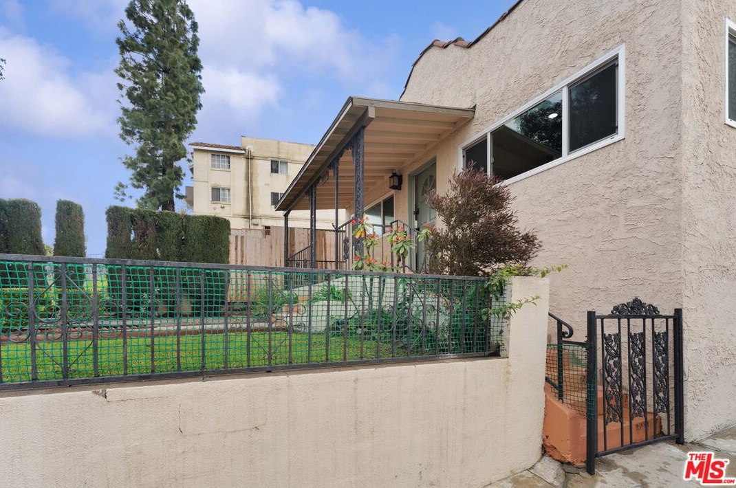 5162 Oakland St, Los Angeles CA  90032-2334 exterior