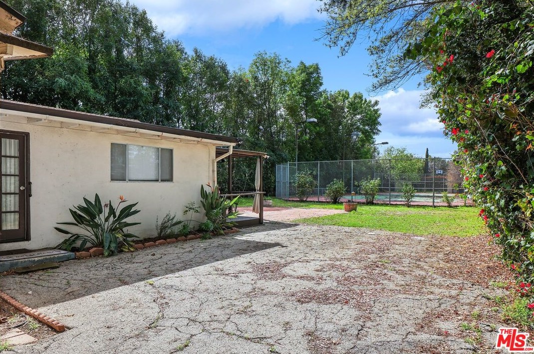 6055 Melvin Ave, Los Angeles, CA 91356-1023