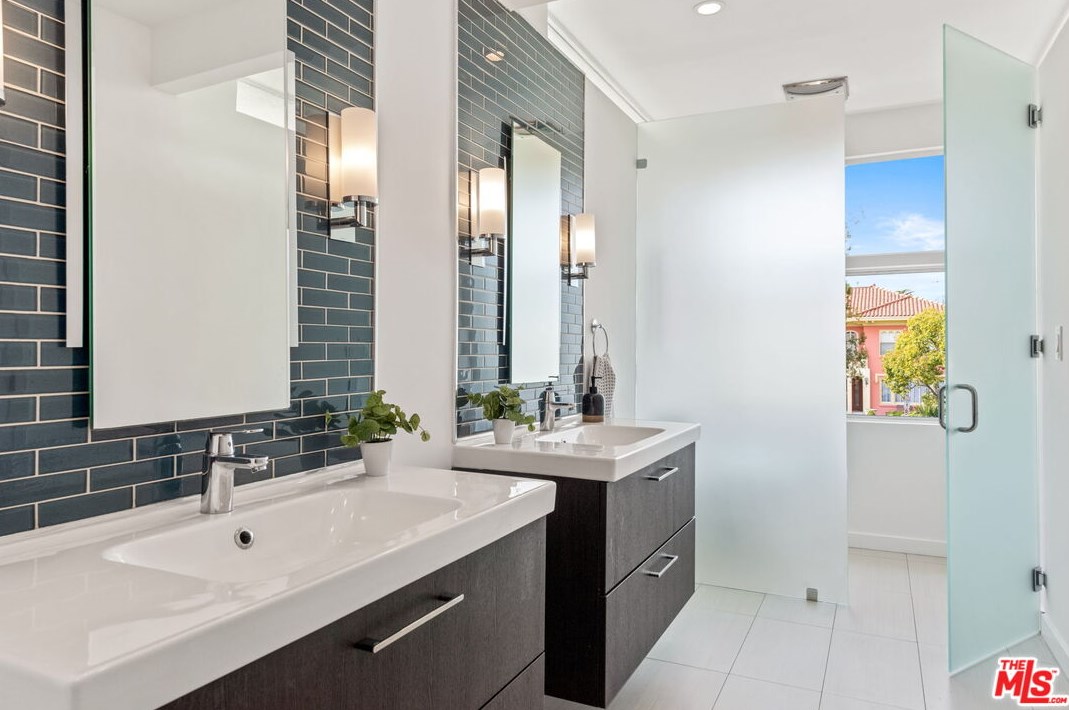 1680 Virginia Rd, Los Angeles CA  90019-5934 exterior