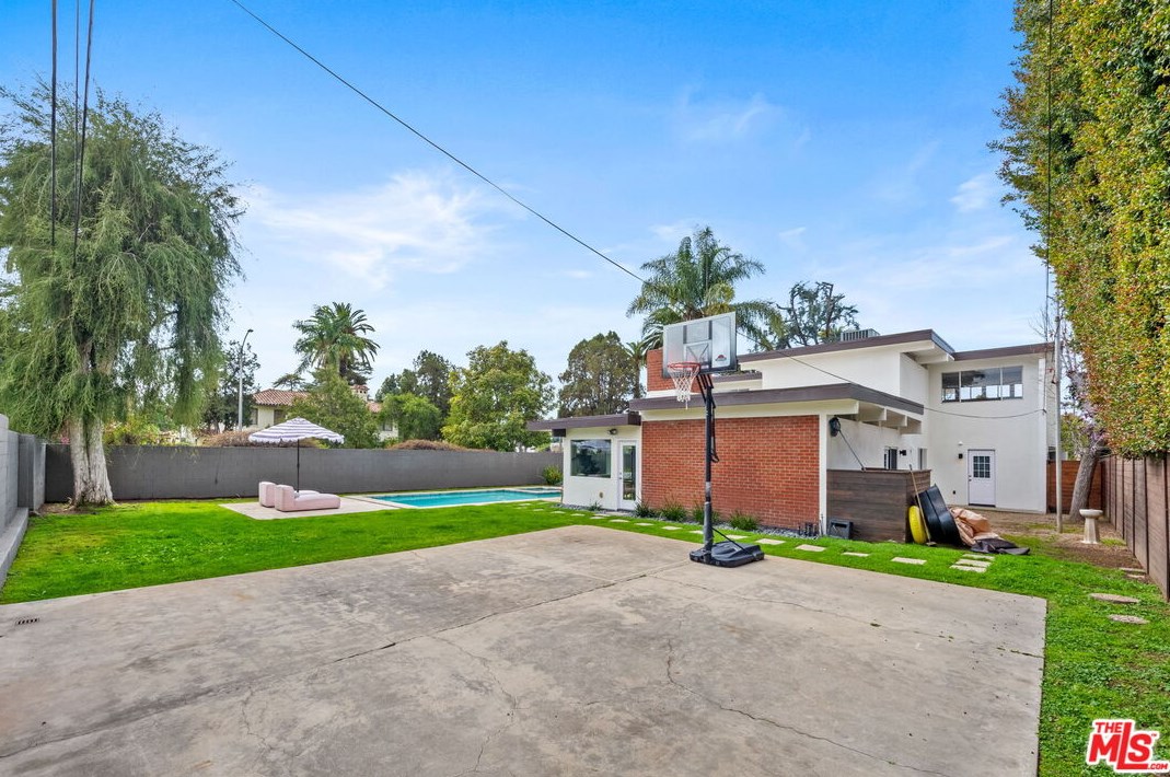 1680 Virginia Rd, Los Angeles CA  90019-5934 exterior