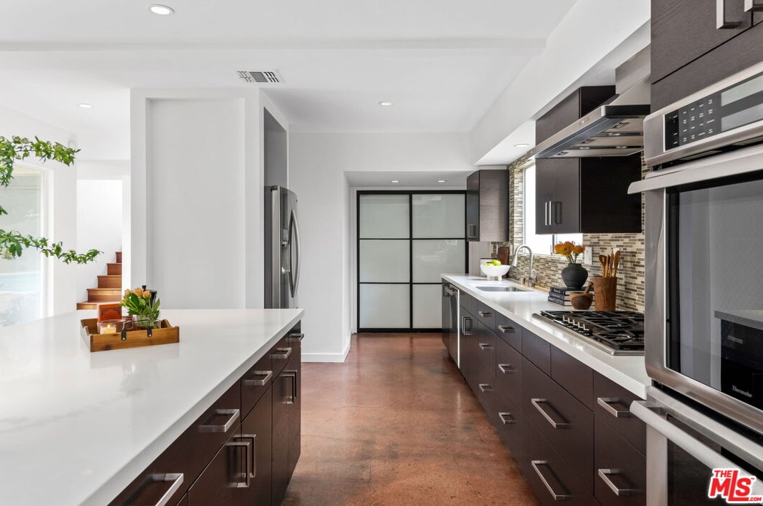 1680 Virginia Rd, Los Angeles CA  90019-5934 exterior