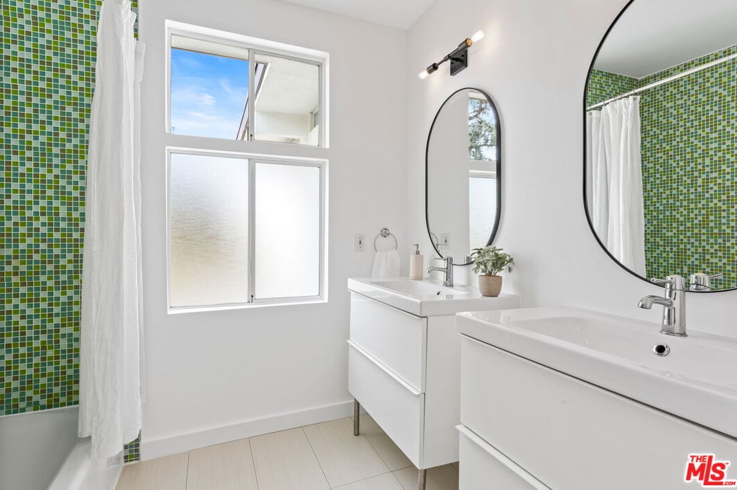 1680 Virginia Rd, Los Angeles CA  90019-5934 exterior