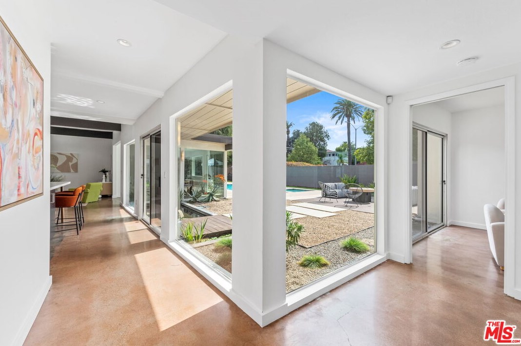 1680 Virginia Rd, Los Angeles CA  90019-5934 exterior