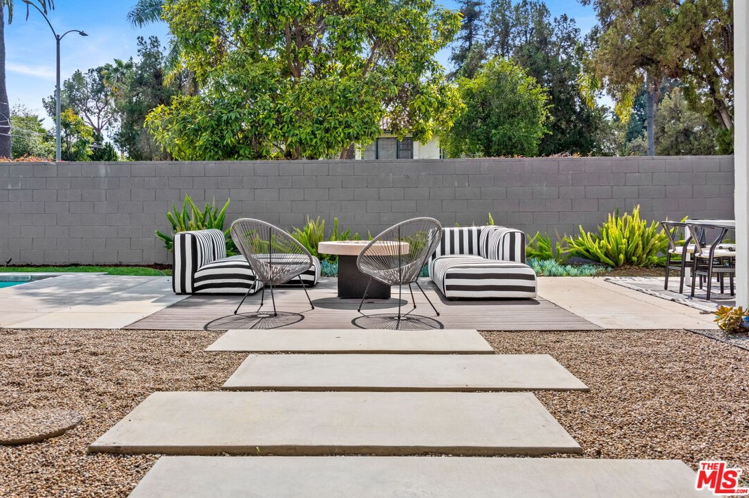 1680 Virginia Rd, Los Angeles CA  90019-5934 exterior