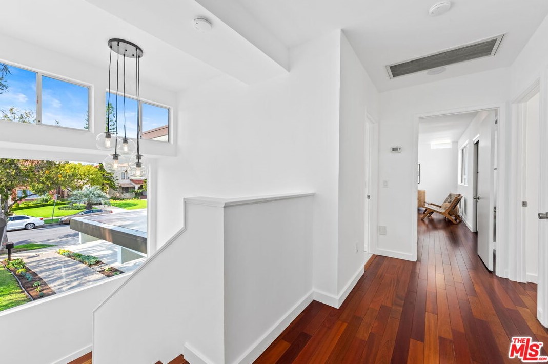 1680 Virginia Rd, Los Angeles CA  90019-5934 exterior