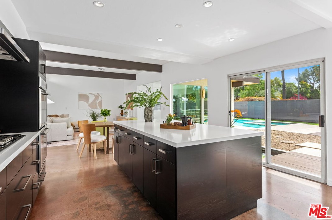 1680 Virginia Rd, Los Angeles CA  90019-5934 exterior