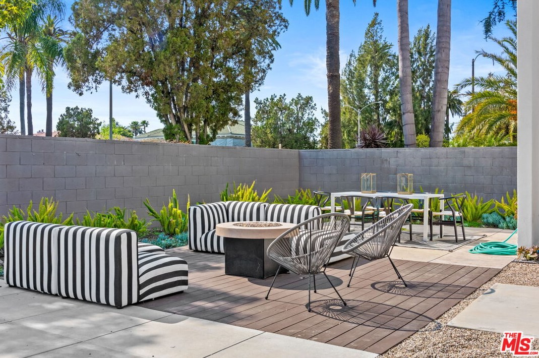 1680 Virginia Rd, Los Angeles CA  90019-5934 exterior