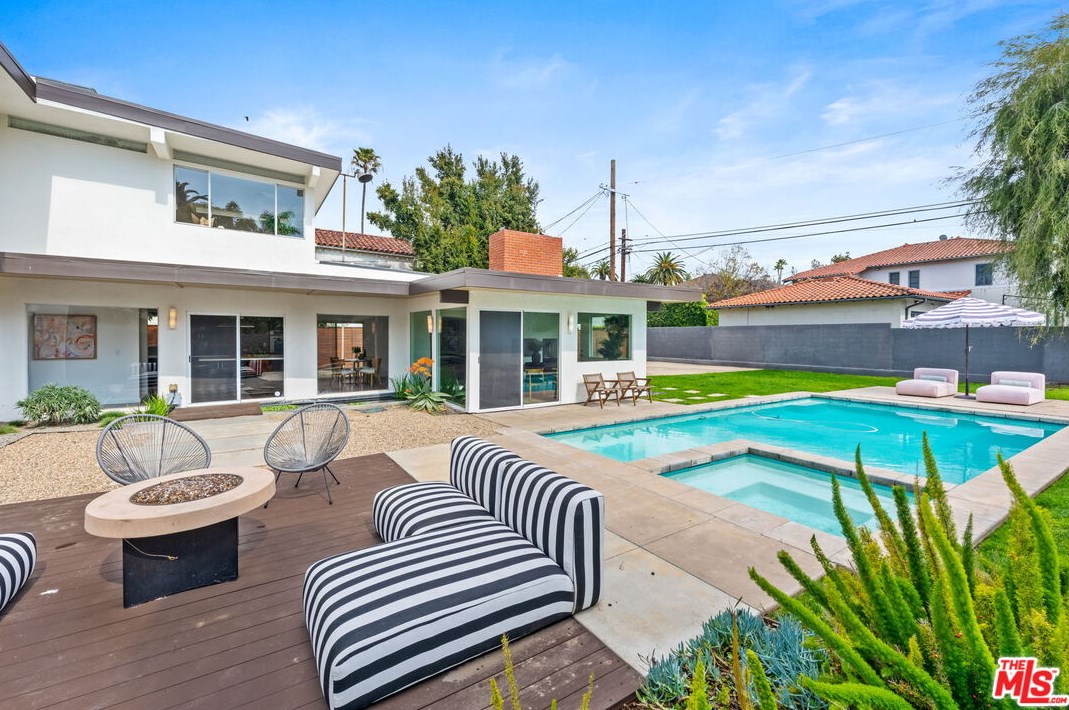 1680 Virginia Rd, Los Angeles CA  90019-5934 exterior