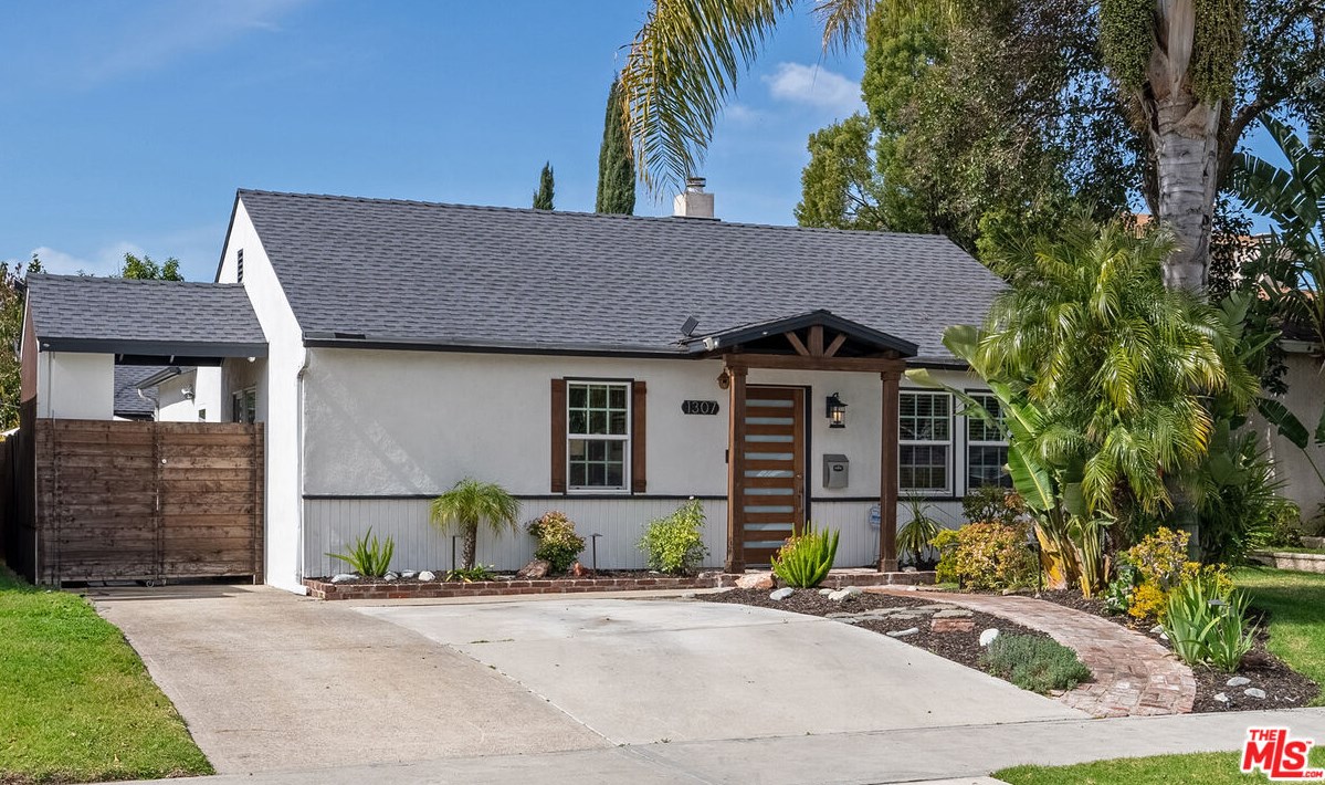 1307 N Beachwood Dr, Burbank, CA 91506