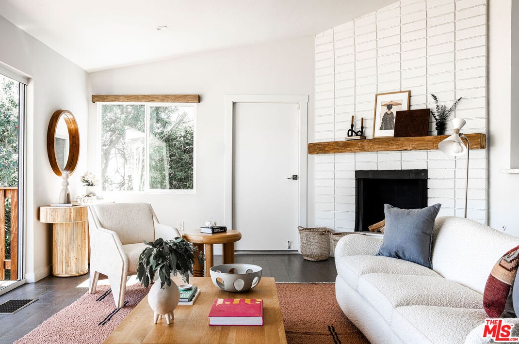 1664 Redesdale Ave, Los Angeles CA  90026-1654 exterior