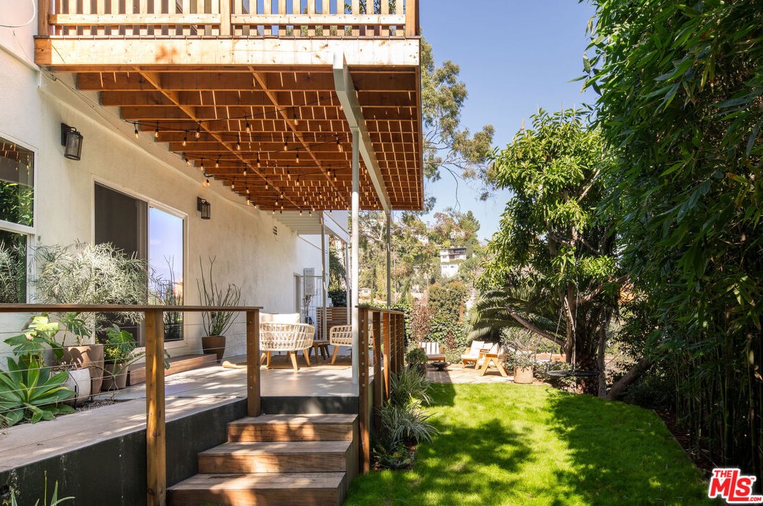 1664 Redesdale Ave, Los Angeles CA  90026-1654 exterior