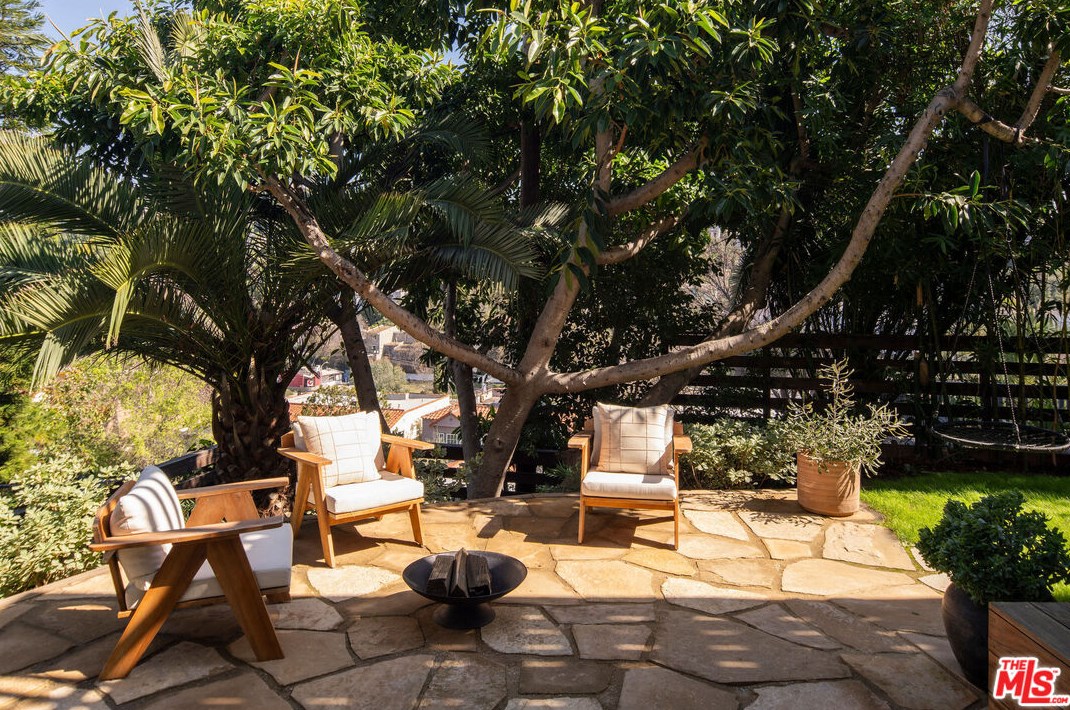 1664 Redesdale Ave, Los Angeles CA  90026-1654 exterior