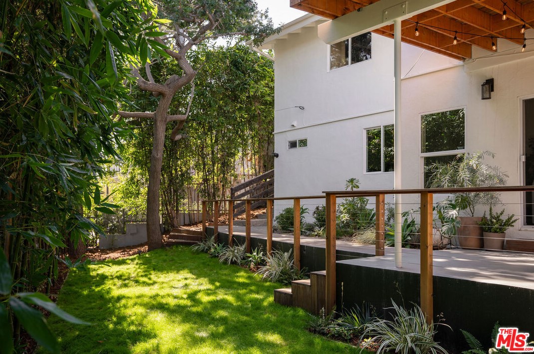 1664 Redesdale Ave, Los Angeles CA  90026-1654 exterior