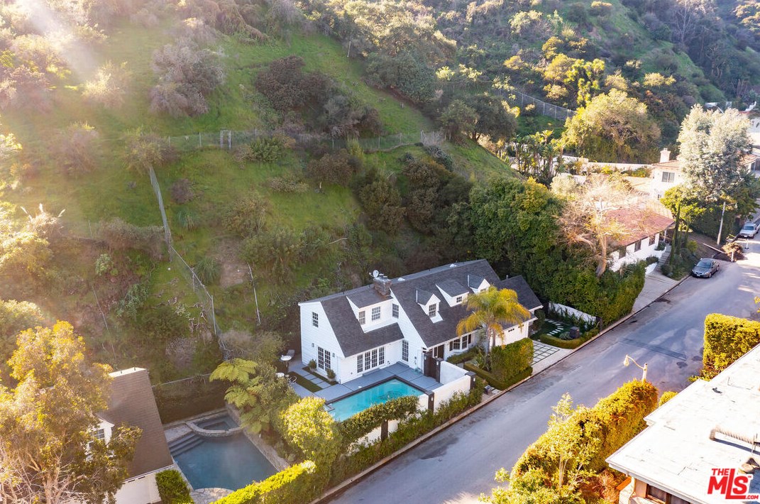1049 Chantilly Rd, Los Angeles, CA 90077-2617