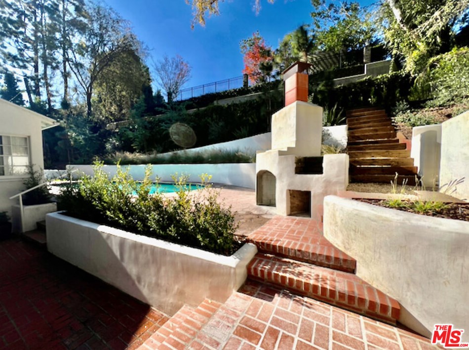 155 Acari Dr, Los Angeles, CA 90049-3001