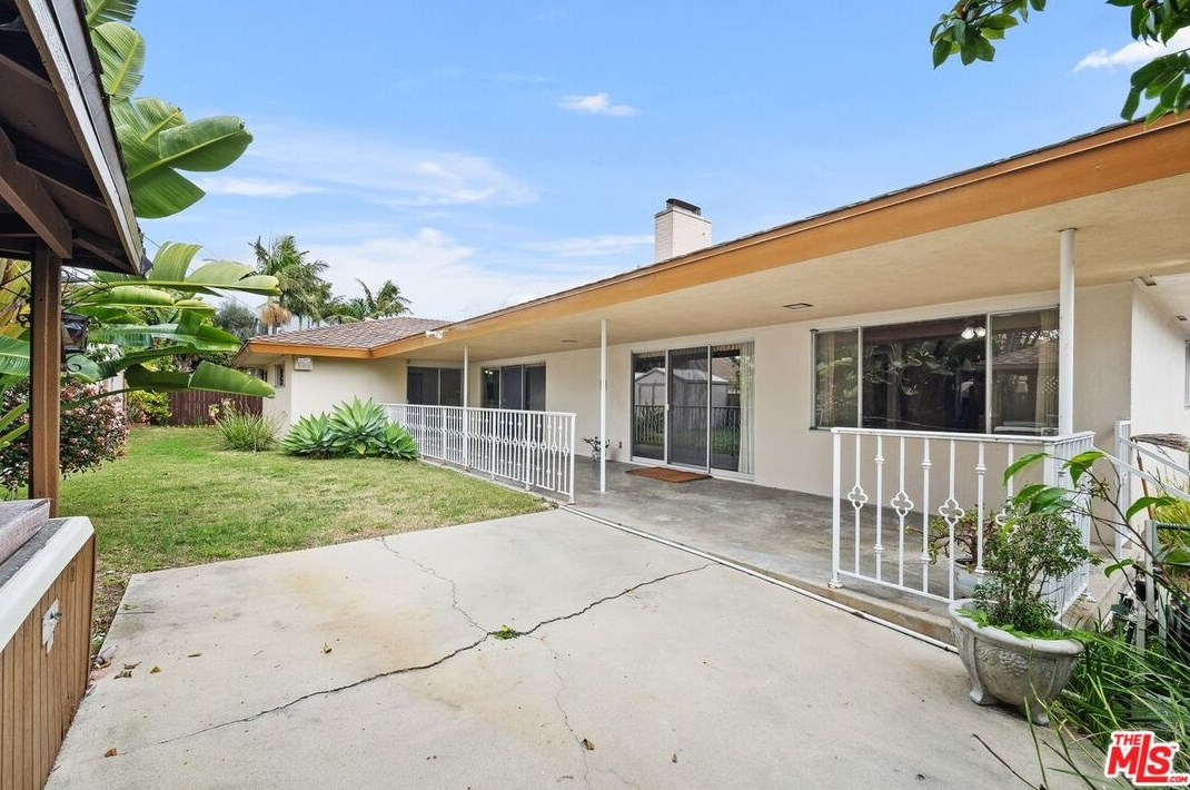6521 Bedford Ave, Los Angeles CA  90056-2101 exterior