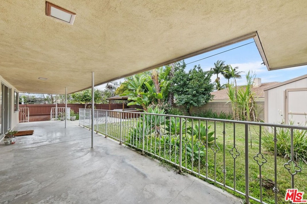 6521 Bedford Ave, Los Angeles CA  90056-2101 exterior
