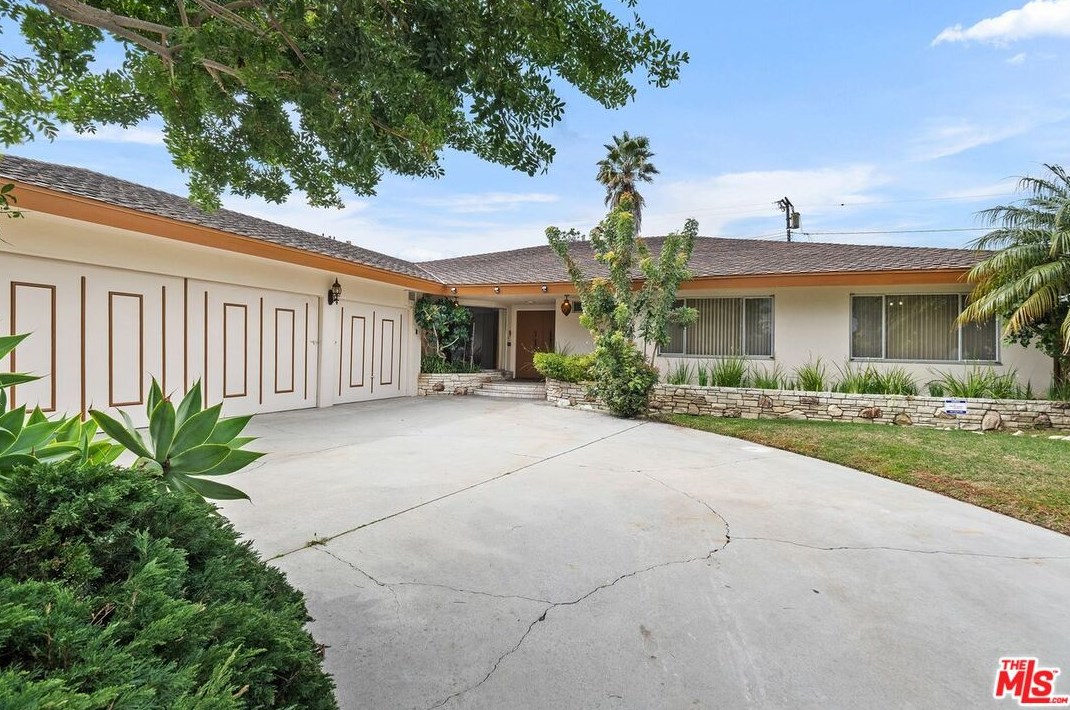 6521 Bedford Ave, Los Angeles CA  90056-2101 exterior