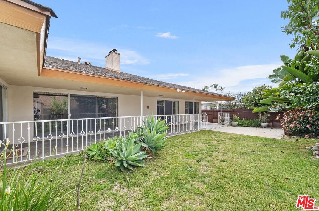 6521 Bedford Ave, Los Angeles CA  90056-2101 exterior