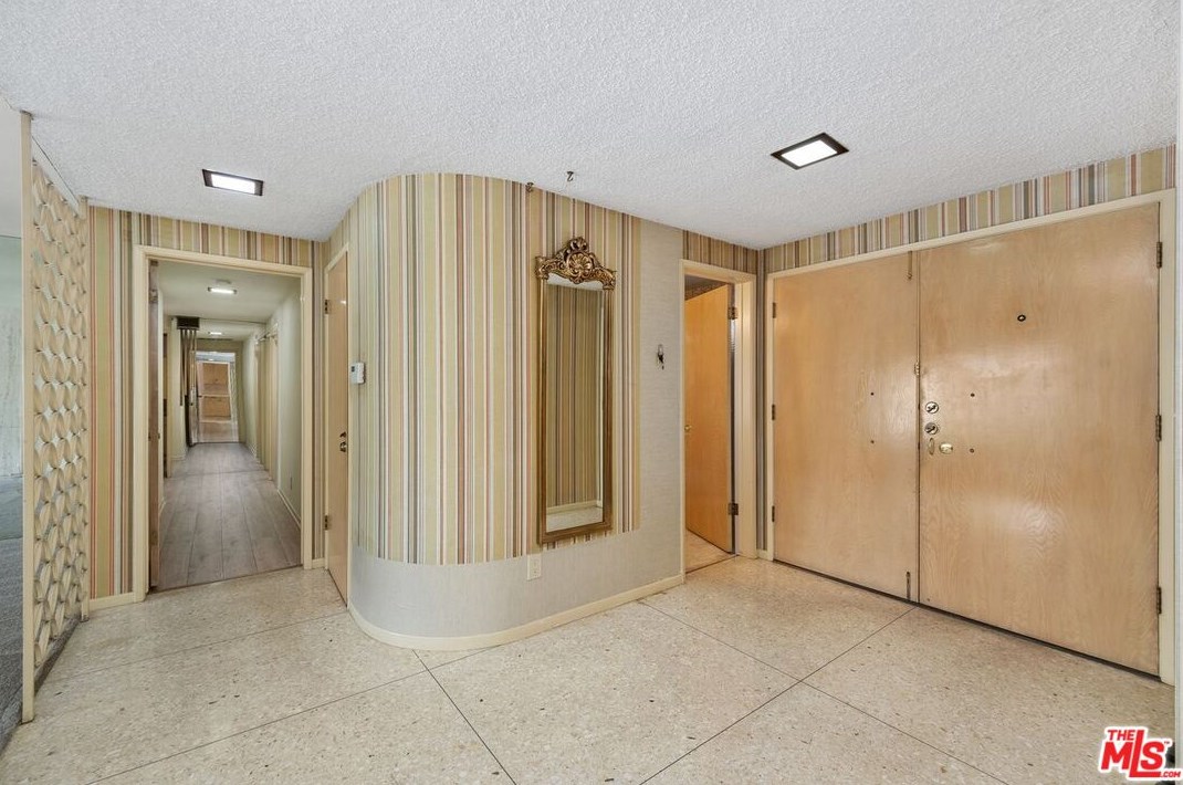 6521 Bedford Ave, Los Angeles CA  90056-2101 exterior