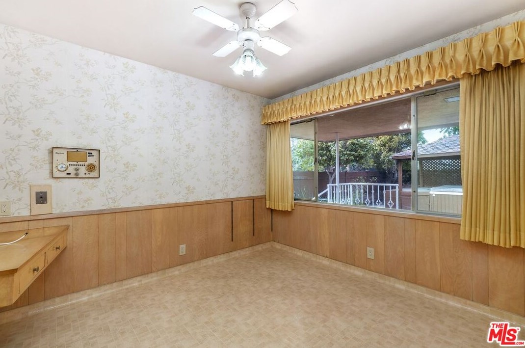 6521 Bedford Ave, Los Angeles CA  90056-2101 exterior