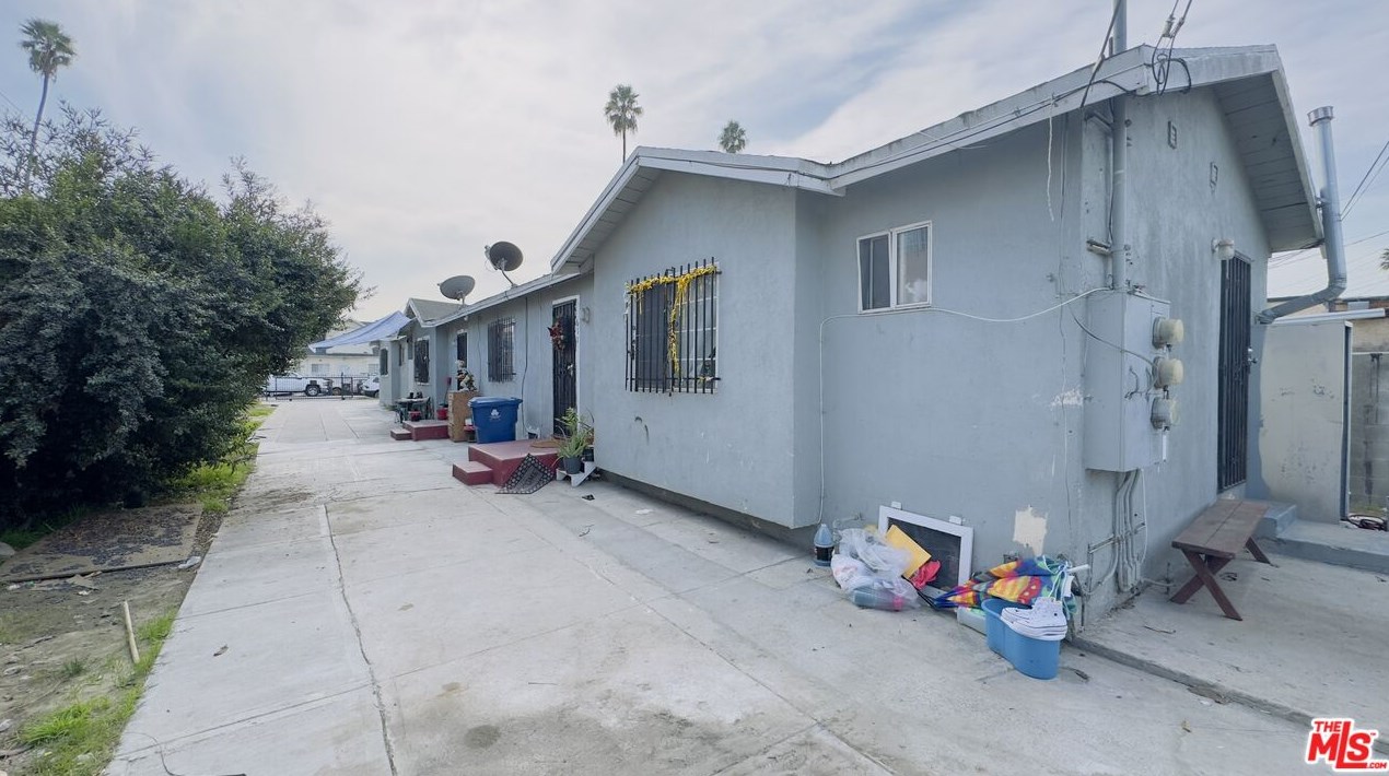 609 62 St, Los Angeles CA  90001-1501 exterior