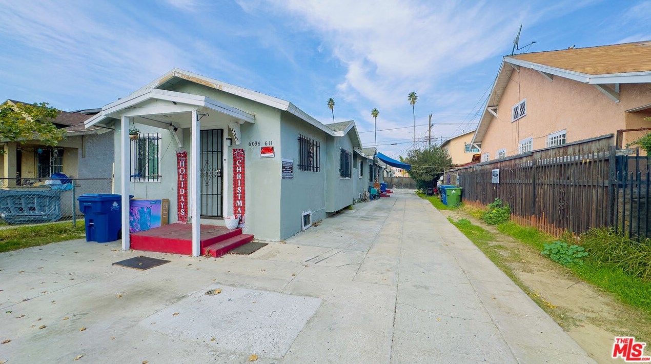 609 62nd St, Los Angeles CA  90001-1501 exterior