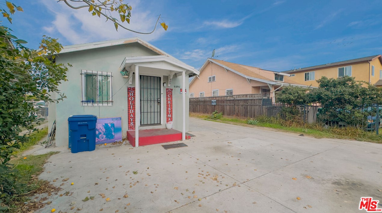 609 62nd St, Los Angeles, CA 90001-1501