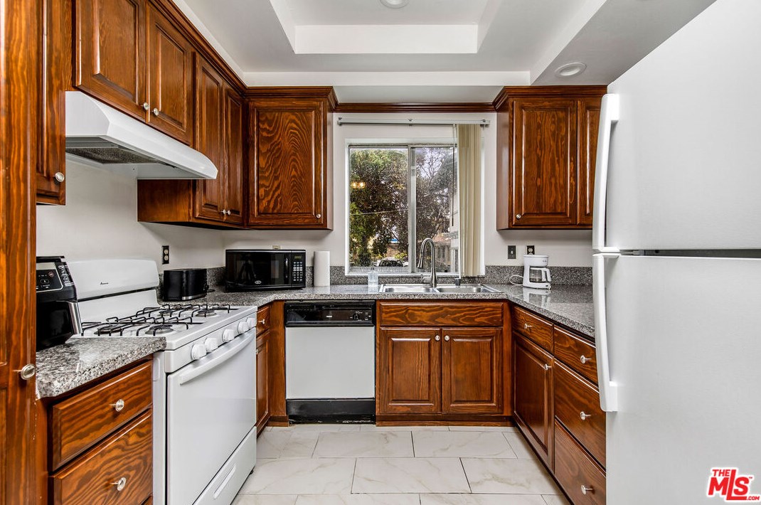 2109 Crenshaw Blvd, Los Angeles, CA 90016-1883