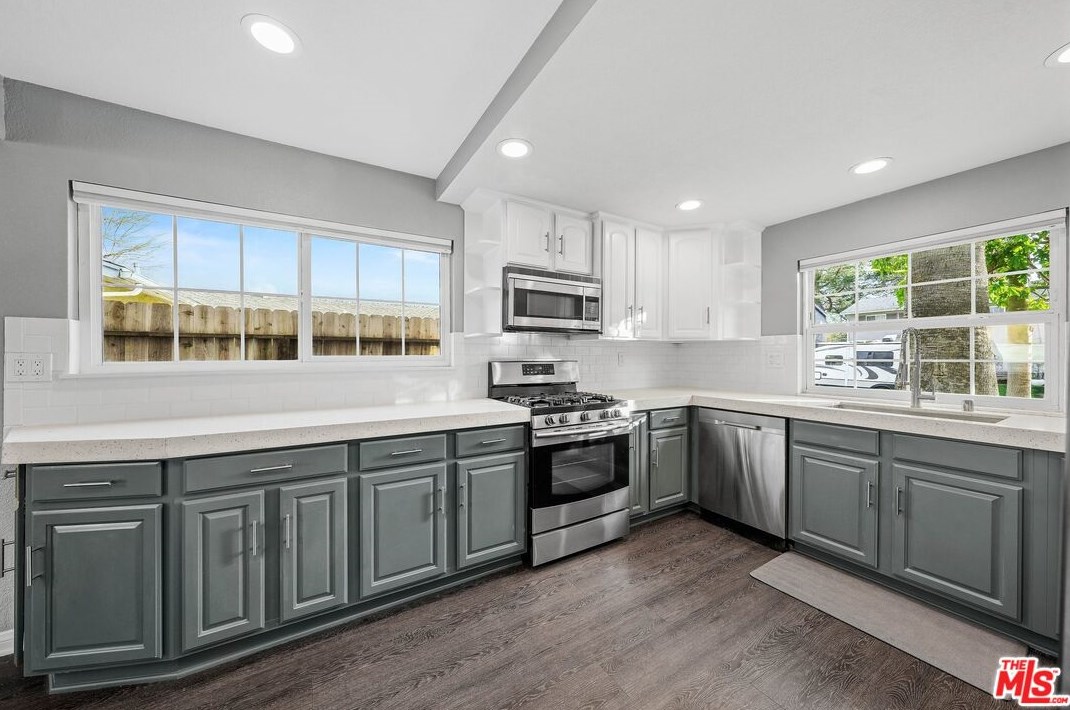 2017 Morley St, Simi Valley CA  93065-3533 exterior