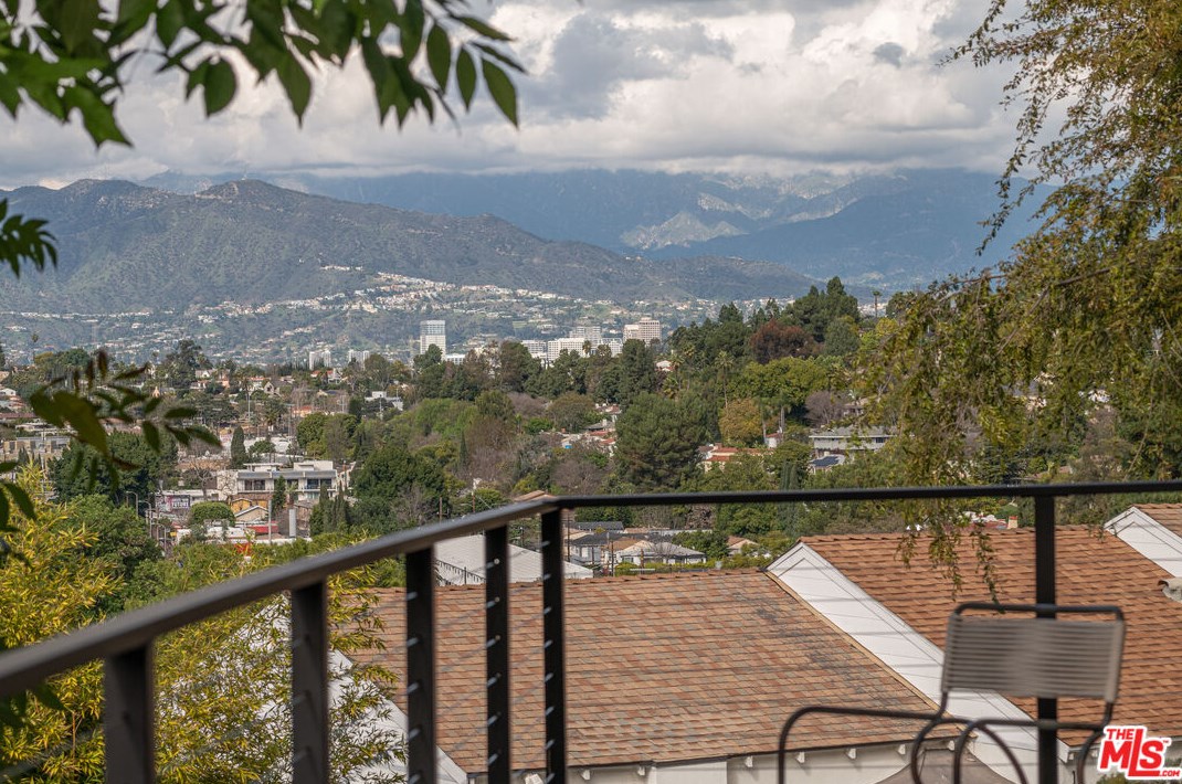 1896 Lucile Ave, Los Angeles CA  90026-1026 exterior