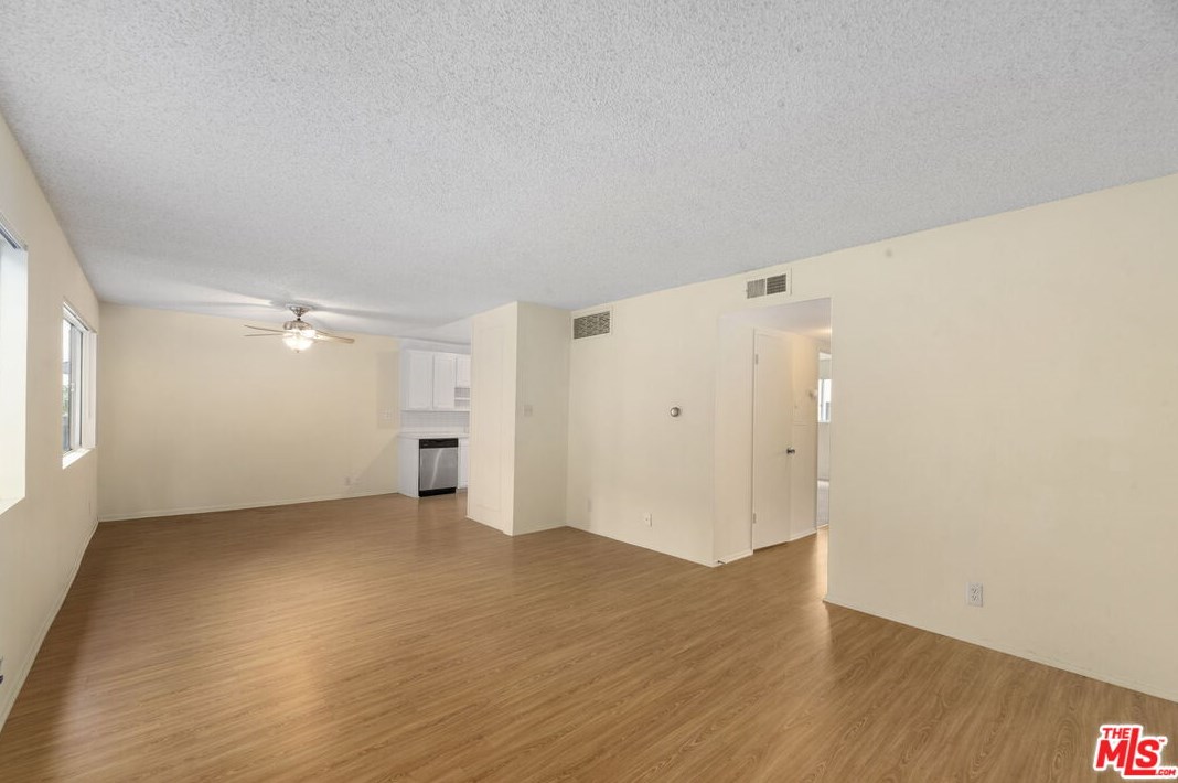 18555 Collins St #c11, Los Angeles, CA 91356