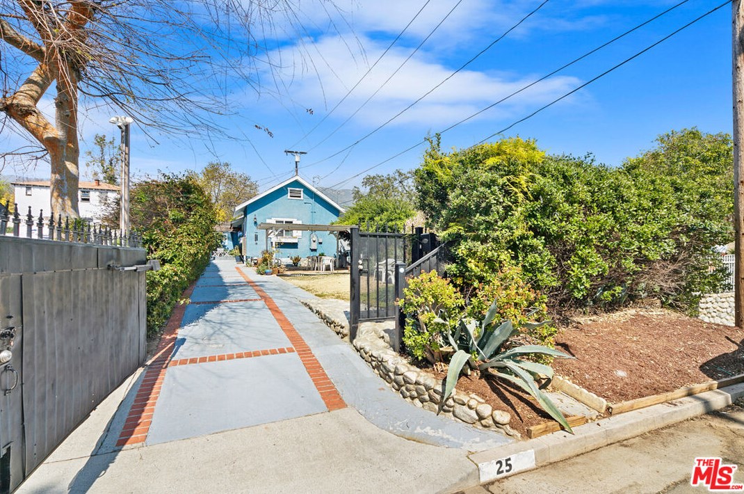 25 E Calaveras St, Altadena, CA 91001