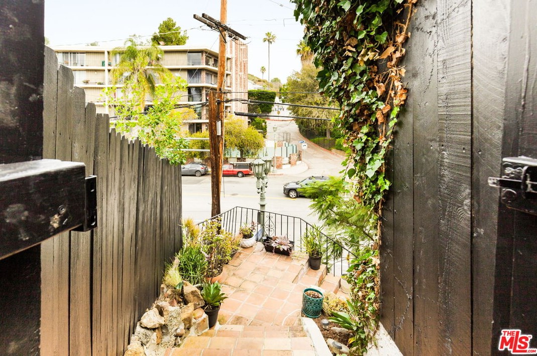 2251 Cahuenga Blvd, Los Angeles CA  90068-2709 exterior