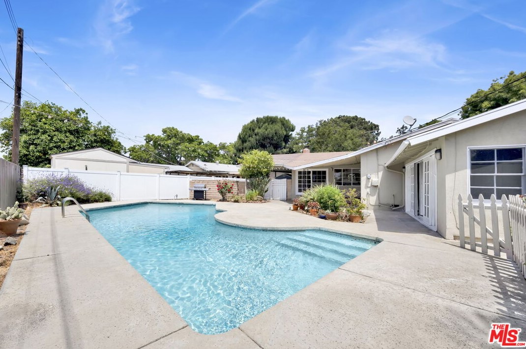 16420 Minnehaha St, San Fernando, CA 91344