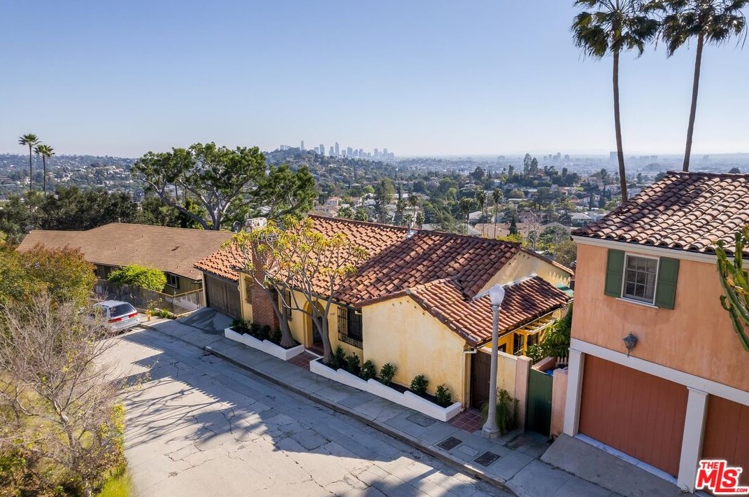 4040 Woking Way, Los Angeles, CA 90027-1324